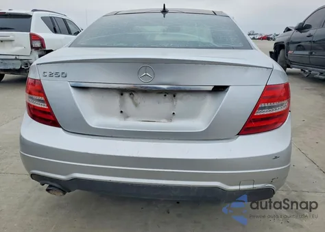 2015 Mercedes-Benz C 250 z USA, uszkodzony, nr VIN WDDGJ4HB1FG404469